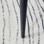 Chaises de salle à manger modernes et minimalistes, dossier incurvé en polyuréthane gris clair et coussins de siège, pieds de chaise en métal galvanisé, convient aux restaurants, aux chambres et aux salons. Un ensemble de 4 chaises