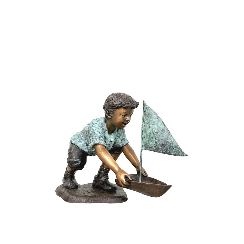 Statue bronze d'un garçon avec un voilier