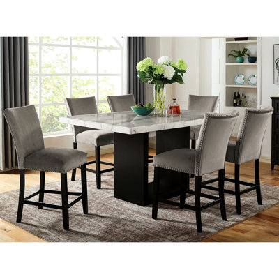 Ensemble de salle à manger 7 pièces à hauteur de comptoir avec table rectangulaire rectangulaire en marbre et 6 chaises hautes rembourrées à garniture cloutée dans des teintes de dossier blanc, noir ou gris