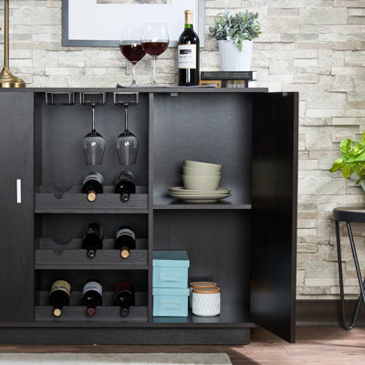 Service à vin rectangulaire avec espace pour les verres à pied et les armoires à bouteilles