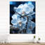 Horloge murale en forme de fleur d'orchidées nacrées bleues et blanches-99632482