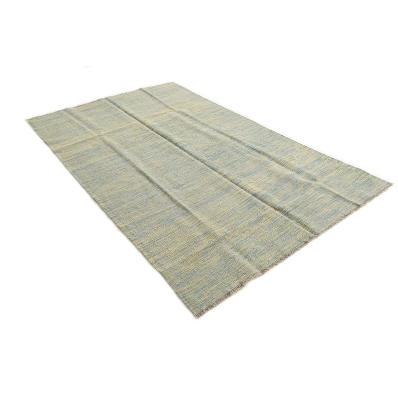 Tapis bleu clair 4 pi 2 po x 6 pi 6 po