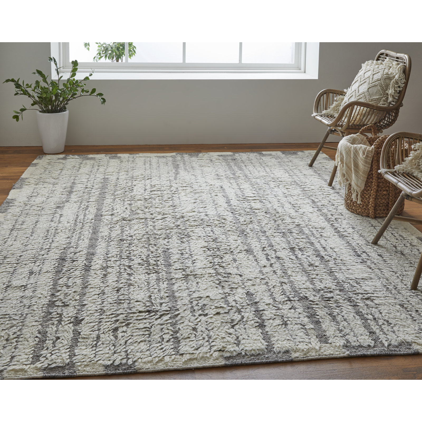 Jalaycia Handmade Wool Rug, Rectangle 2' x 3'
