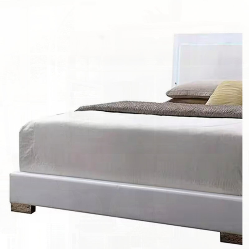 Grand lit en cuir synthétique blanc et pieds blancs avec DEL
