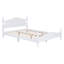 Grand lit plateforme en blanc, design rétro avec support en lattes de bois robuste pour une structure stable, support blanc, charme et