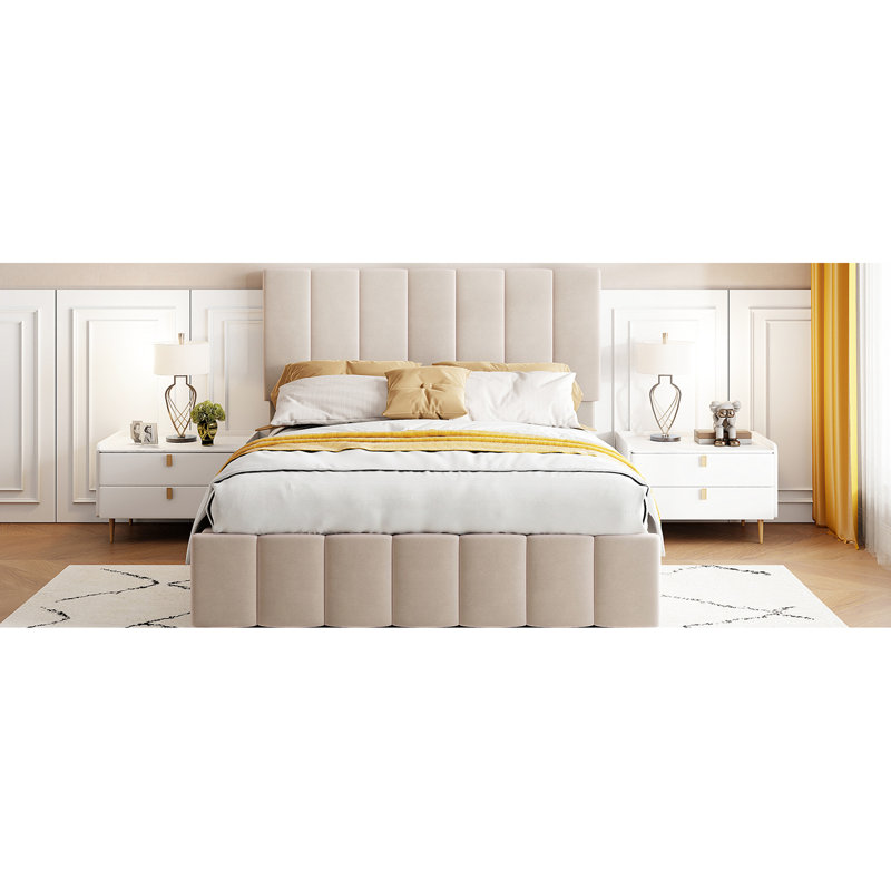 Lit plateforme tapissier beige avec espace de rangement hydraulique abondant pour une chambre à coucher élégante