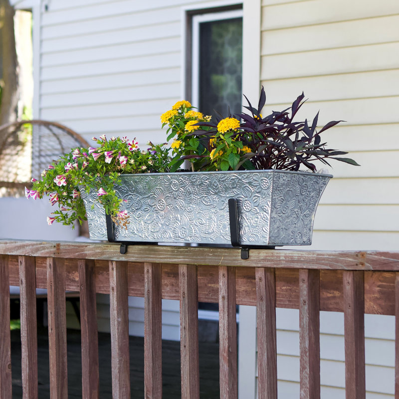 Nekeysha Metal Railing Planter
