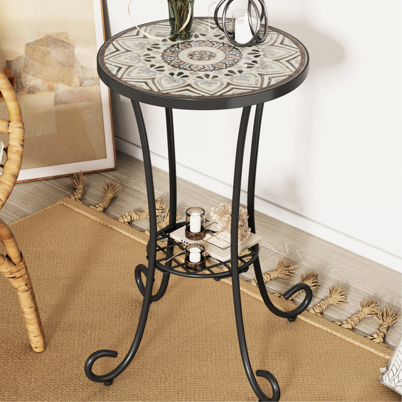 Table d'appoint brune et noire. Surface en carreaux de céramique avec un joli motif. Tablette inférieure en acier. 14 po x 21,4 po. Pour l'intérieur et l'extérieur. Assemblage requis de la tablette de table, brun et noir. Fabrication en fer. 14 po.