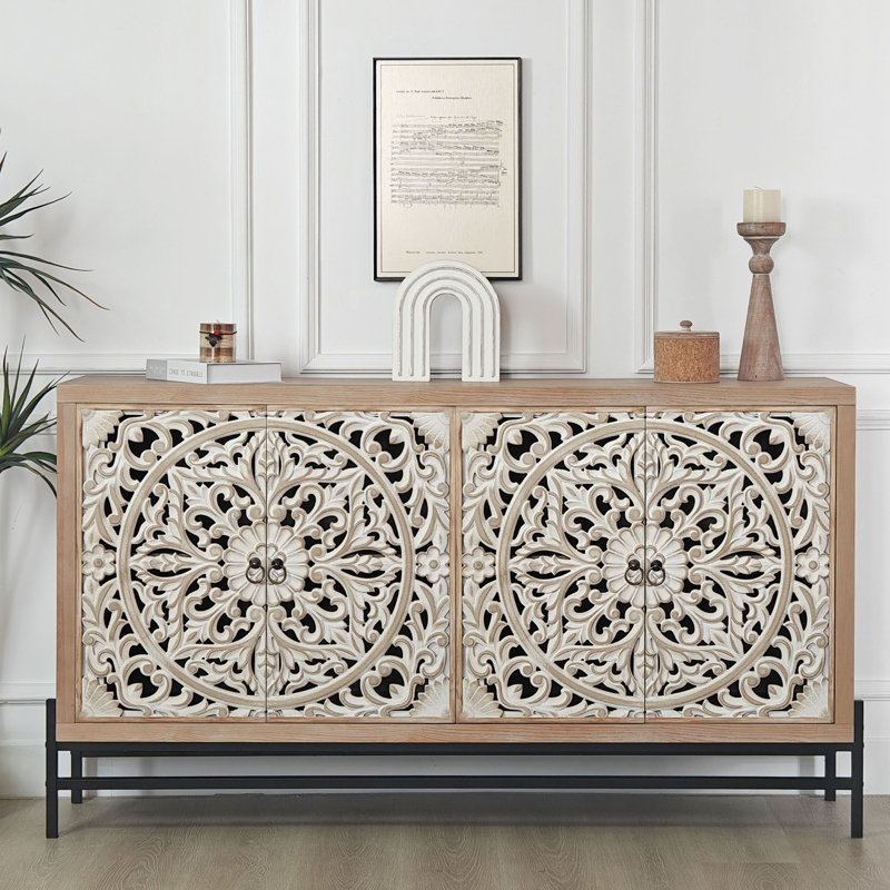 Armoire 4 portes en bois avec détails floraux sculptés