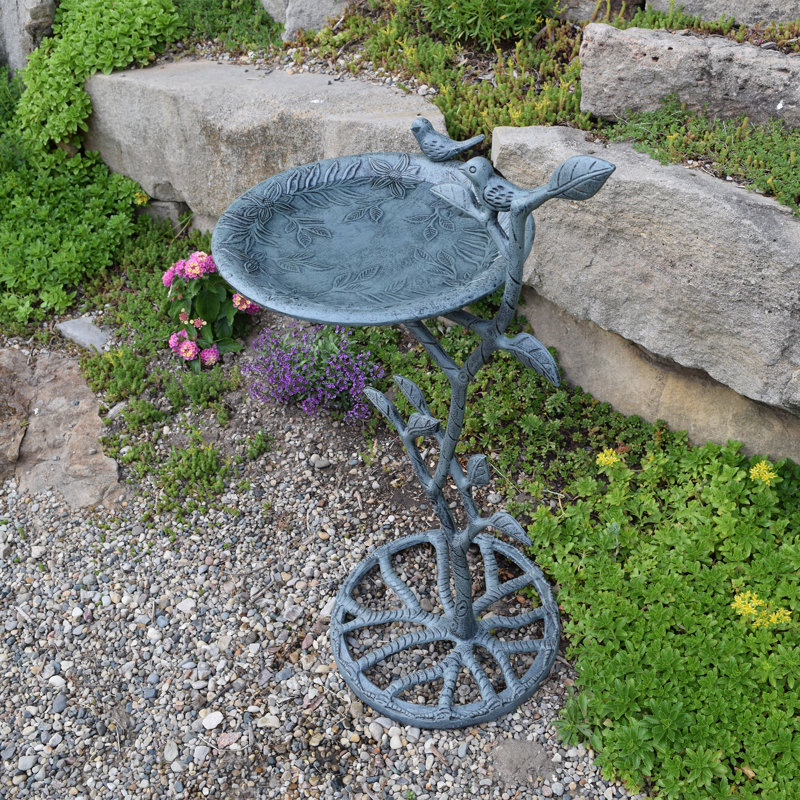 Hub Metal Pedestal Birdbath