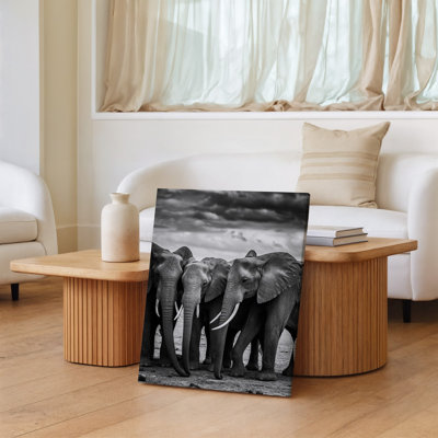 Toile, image monochrome saisissante mettant en vedette un groupe d'éléphants debout ensemble, mettant en valeur leurs formes majestueuses, art mural sur toile