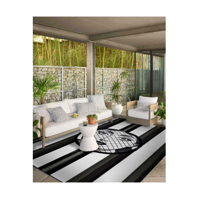 Tapis lavable à motif de mailles noires