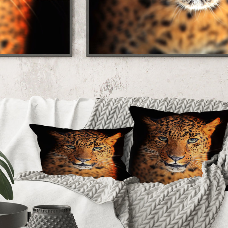Portrait of a Leopard VI - Coussin décoratif à imprimé traditionnel, 18 po x 18 po