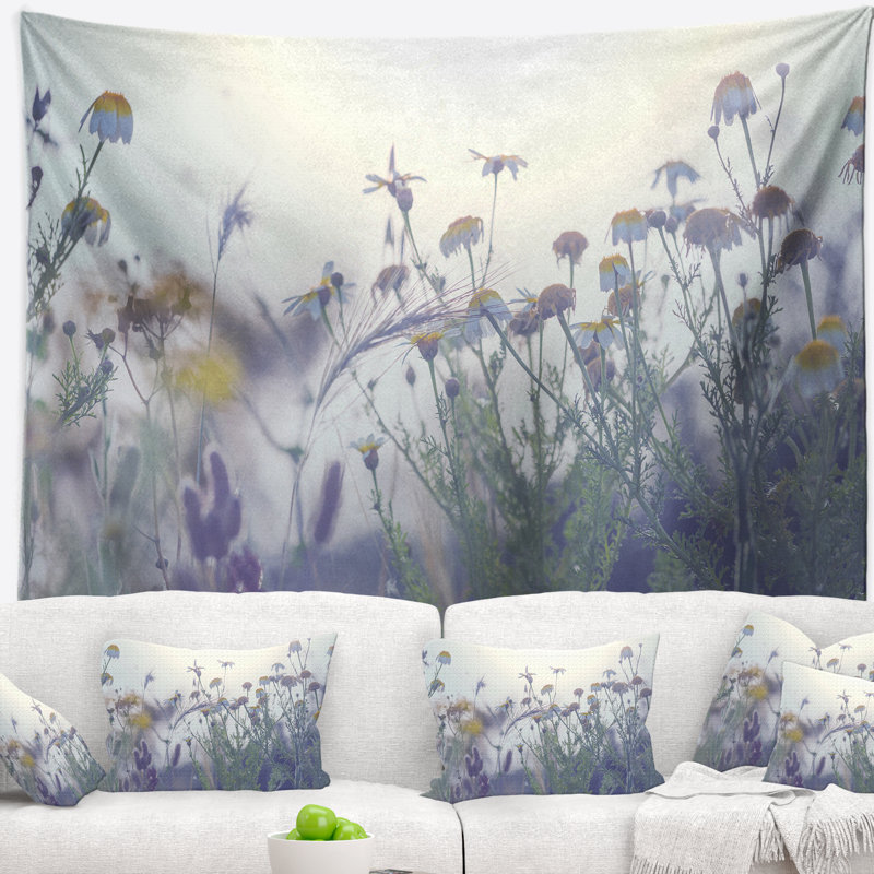 Fleurs d'été en tapisserie brumeuse, H 78 po x l 92 po