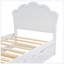 Lit plateforme simple en bois avec tête de lit et lit gigogne-561043066