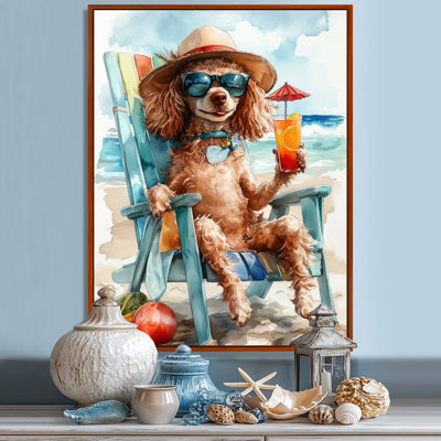 Caniche brun sur la plage relaxant