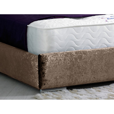 Uma Upholstered Bed