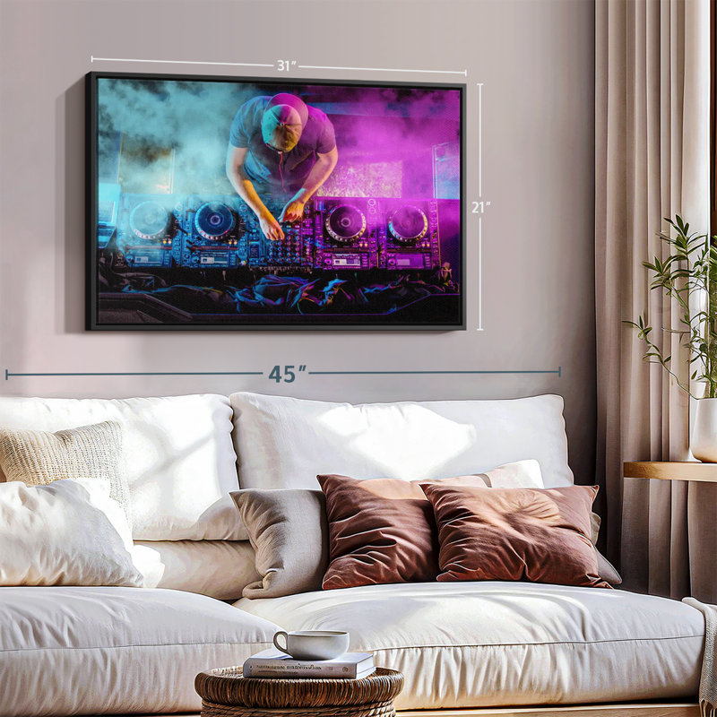 «DJ At The Turntable», reproduction sur toile, H 21 po x l 31 po