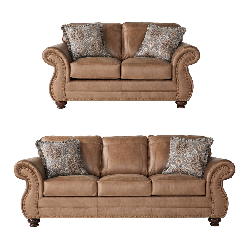Paire de sièges en similicuir: et, détails en bronze antique, revêtement brun gingembre, conception à accoudoirs roulés relaxants, collection de couches de confort supplémentaire: accents, tissu, rembourrage pour