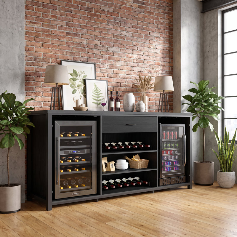 Meuble-bar industriel de 180 cm avec emplacement pour mini-réfrigérateur, casier à vin, porte-verres et tiroir (réfrigérateur non inclus).
