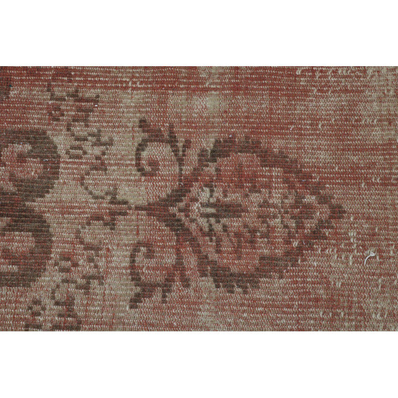 Tapis turc géométrique vintage fait à la main dans des tons terreux riches, parfait pour la décoration rustique