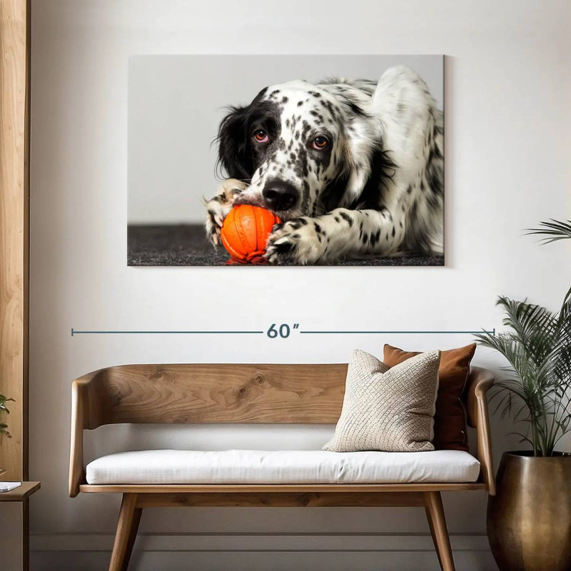 Chien avec jouet orange, H 30 po x l 45 po