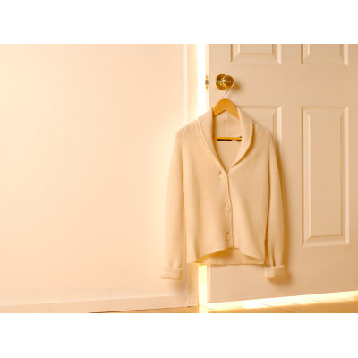 Cintre en bois pour robe / chandail / chandail
