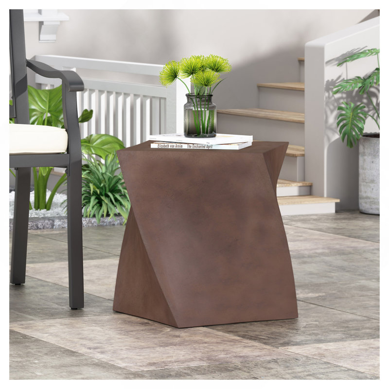 Table d'appoint moderne en béton léger avec un design abstrait en forme de cube torsadé, parfait pour améliorer les espaces extérieurs et intérieurs.