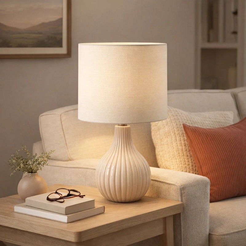 Lampe de table Nix, 17 po, abat-jour tambour ivoire, base en céramique beige côtelée, Beige