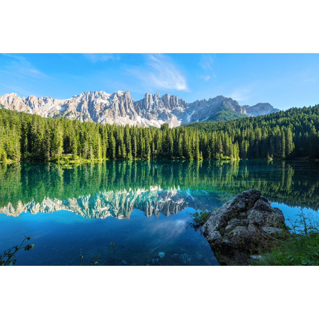 Carezza- Karersee, Trentino-Südtirol, Italien von ROMAOSLO - Kunstdrucke auf Leinwand ohne Rahmen