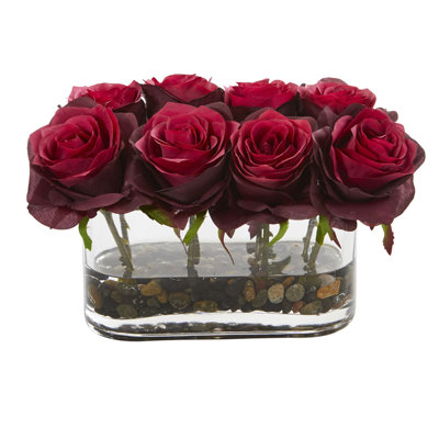Roses artificielles en fleurs dans un vase