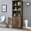 Bibliothèque rustique brune avec 3 tablettes ouvertes et port pour bureau