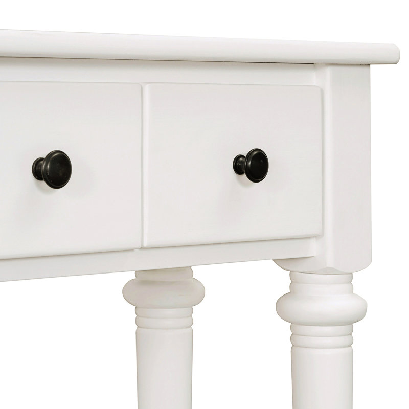 Console en blanc. 4 tiroirs et une tablette ouverte. Style rustique rétro avec pin. Fabriqué à partir de matériaux décoratifs pour la maison. Finition pin. Décoration de chambre différente
