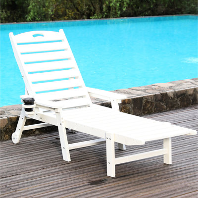 Chaise longue d'extérieur, dossier réglable à 4 positions, support de 400 lb, blanc, intempéries, porte-gobelet et roulettes pour un déplacement facile avec couleur blanche, design, mouvement