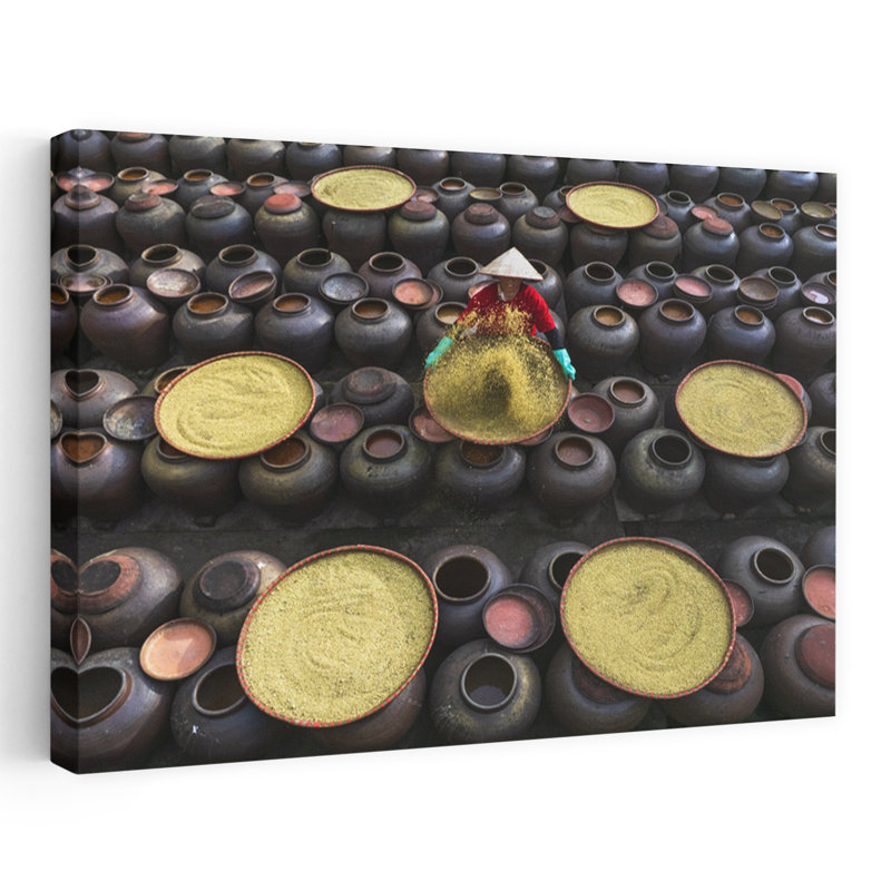 «Woman Sifting Golden Grain», art mural abstrait traditionnel, 16" H x 24" W