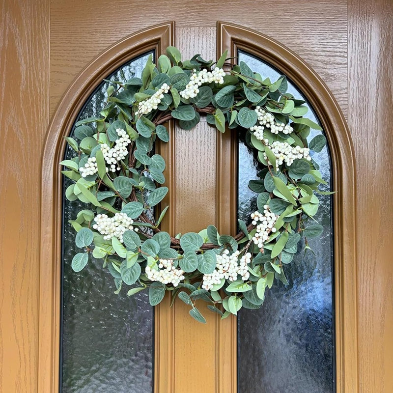 Couronne de porte avant - vert et blanc - eucalyptus artificiel 20 po avec baies blanches, style maison de campagne, intérieur / extérieur, paquet de 1