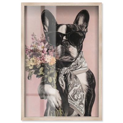 Art mural glamour «Frenchie with Bouquet Shadowbox» par Art Remedy, cadre blond, 21 x 31