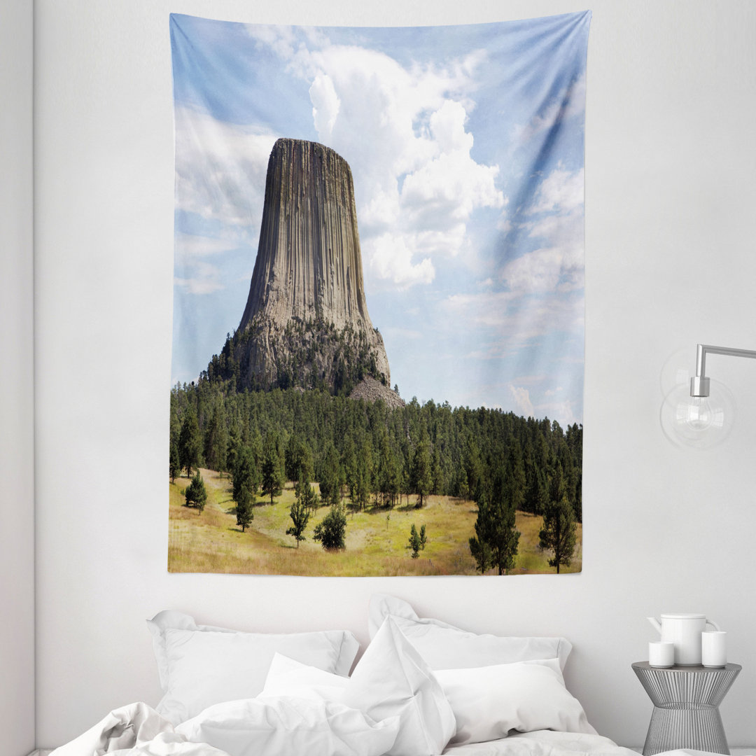 Tapisserie Landschaftsfoto von Devils Tower National Monument mit Bäumen und Himmel