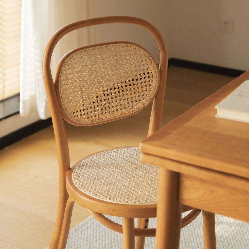 Chaise de salle à manger moderne en bois massif et cerisier pour un style contemporain