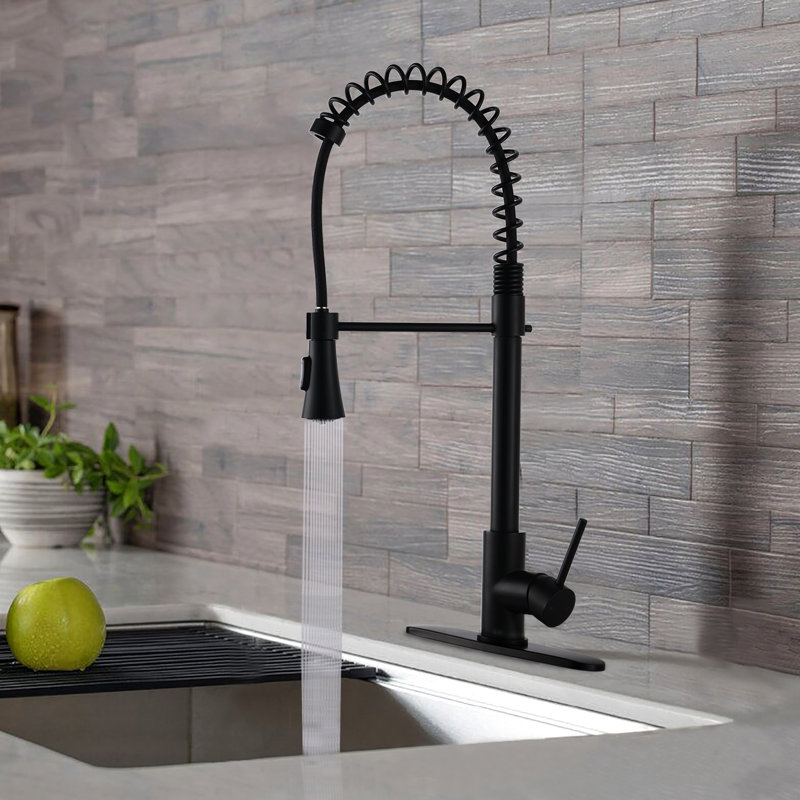 Robinet de cuisine commercial en noir mat, à ressort, finition rouille, acier inoxydable 304, pivotant à 360 degrés, longueur de tuyau de 20 po noir avec jet de duvet, arc élevé, résistant aux égratignures et à l'épreuve, débit maximal de 1,8 gallon par minute