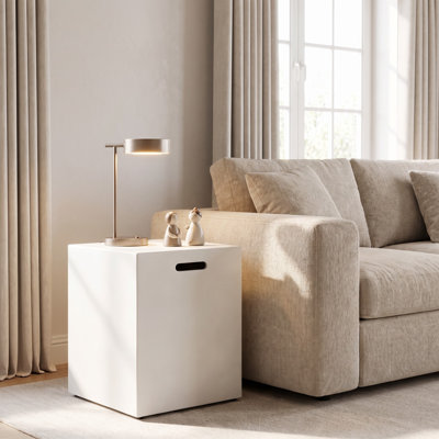 Table d'appoint cubique minimaliste avec poignées découpées intégrées, fini neutre lisse et encombrement réduit – Table d'appoint moderne pour canapé, fauteuil et table de chevet