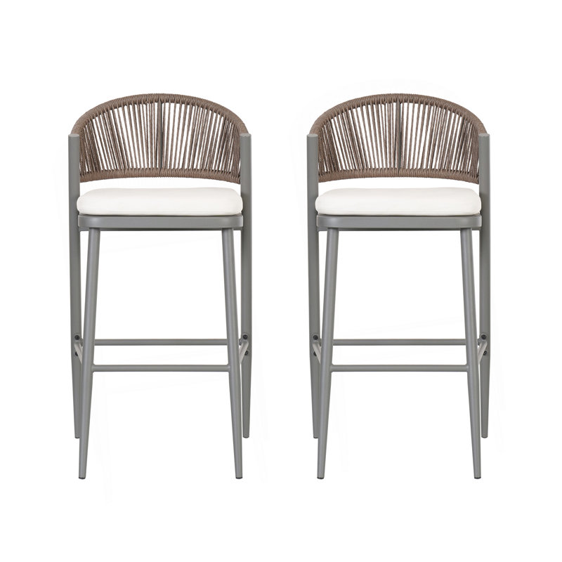 Tabourets de bar d'extérieur à structure en métal de hauteur d'assise 30,25 po avec dossier en forme de feston en rotin PE, ensemble de 2, gris mat