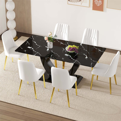 Ensemble de salle à manger en verre trempé à motif de marbre noir avec 6 chaises en polyuréthane blanc - Spacieux, élégant et durable pour les repas de famille et les rassemblements.