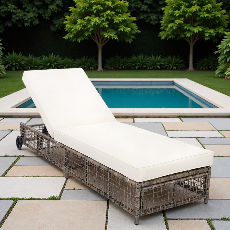 Chaise longue d'extérieur avec dossier à 5 positions, structure en rotin renforcé, repose-pieds réglables et roues mobiles