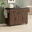 Îlot de cuisine avec armoire de rangement pour poubelle, chariot de cuisine avec abattant, support à épices, porte-serviettes et tiroir, îlot de cuisine sur roulettes avec tablette réglable