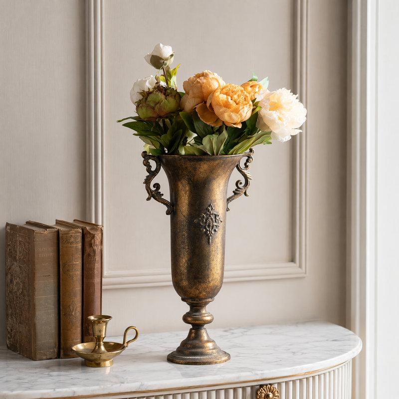 Vase trophée en métal d'inspiration rétro