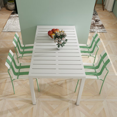 4 chaises modernes Ambridge avec pieds en métal et sièges imperméables en PP, table blanche assortie de 55 pouces - Convient à toutes les conditions météorologiques, conception ergonomique, pieds à rayures à haute résistance au poids, capacité élevée, résistance,