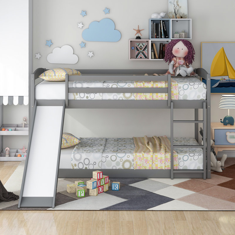 Lit simple gris au-dessus d'un lit superposé avec cadre en bois - fournit un support solide coulissant et convertible pour une gestion efficace de l'espace