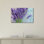 Bouquet de fleurs mauves reposant sur une aquarelle