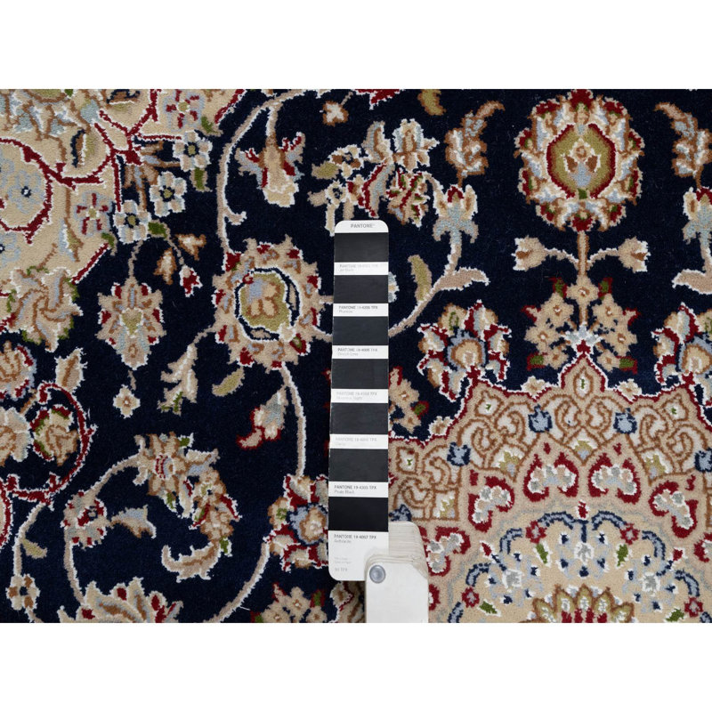 Tapis carré de 5 pi x 5 pi bleu nuit, laine et soie, noué à la main avec motif médaillon central Nain, 250 KPSI, tapis oriental